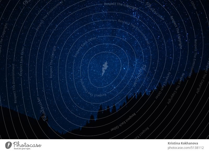 Nachthimmel mit Sternen, Satelliten. Vorbeiziehende Milchstraße in Langzeitbelichtung. Schöner Panoramablick mit Felsen, Berg. Natur, Universum, Galaxie, Astronomie Konzept.