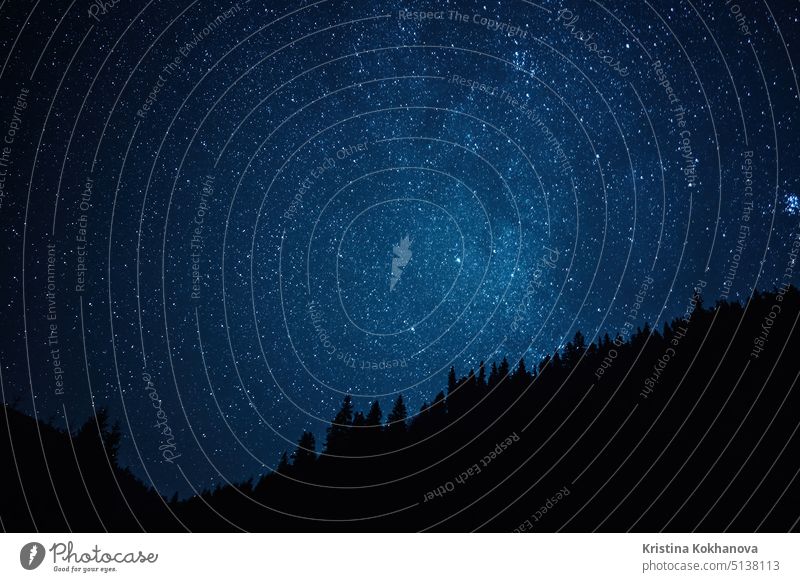 Nachthimmel mit Sternen, Satelliten. Vorbeiziehende Milchstraße in Langzeitbelichtung. Schöner Panoramablick mit Felsen, Berg. Natur, Universum, Galaxie, Astronomie Konzept.