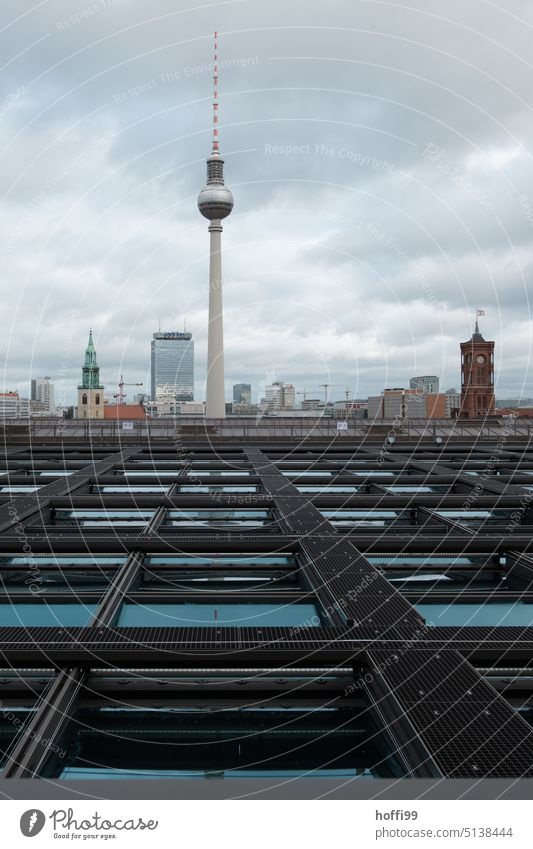 Berliner Fernsehturm vor dramatischem Wolkenhimmel Fersehturm Hauptstadt Turm Wahrzeichen Alexanderplatz Berlin-Mitte Sehenswürdigkeit Großstadt Kugel