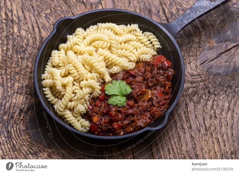 Ungarisches Gulasch mit Spirelli-Pasta Fleisch Nudel Aufsicht Mahlzeit Abendessen ungarisch Eintopf Pfeffer Ragout traditionell scharf Küche hausgemacht rot