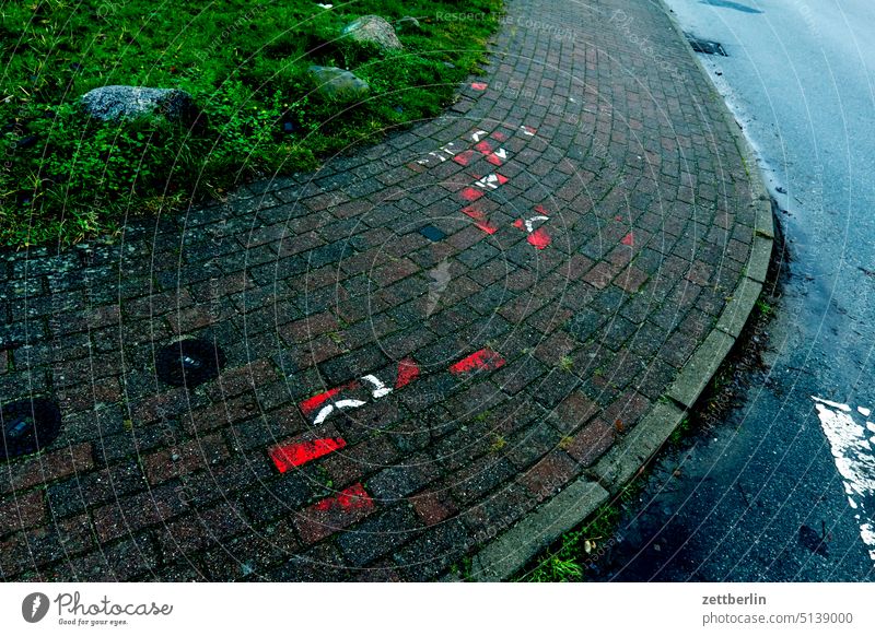 Fahrradweg fahrradweg richtung straße orientierung markierung navigation fahrbahnmarkierung durcheinander chaos asphalt urlaub zeichen linie hinweis tipp