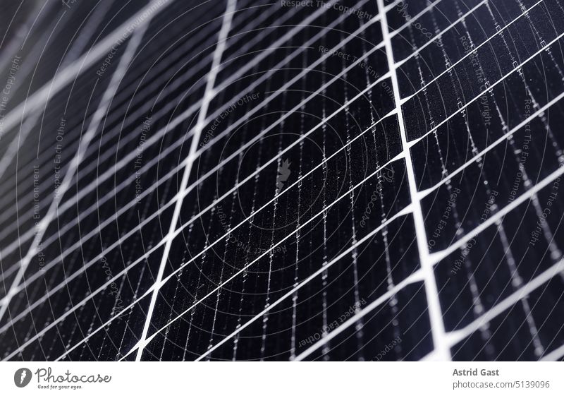 Nahaufnahme von einer Solaranlage auf einem Haus solaranlage nahaufnahme balkonkraftwerk stromerzeugung stromerzeugen haus solarmodule photovoltaik panels