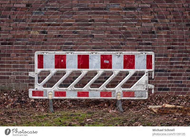 Bitte nicht gegen die Mauer laufen! Absperrung Gefahr gefahrvoll Sicherheit Schutz Barriere Baustelle Verbote Strukturen & Formen absperren mauerwerk Wand