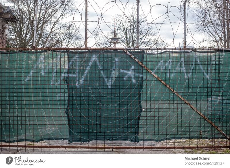 Absperrung Geheimhaltung geheimhalten abwehren Abwehr Defensive Schutz Sicherheit abschirmen Stacheldraht absichern Zugang verbieten Zugang verboten Sichtschutz