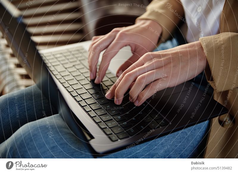 Frau sitzt auf einer Bank und tippt auf einer Laptop-Tastatur Tippen Arbeit online Blogger freiberuflich Büro Keyboard arbeiten beschäftigt Stil Business Herbst