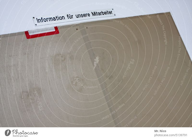 Nix zu sagen Information infotafel Mitarbeiterzufriedenheit Infotafel Schwarzes Brett Kommunizieren leer trist Hinweisschild Schriftzeichen