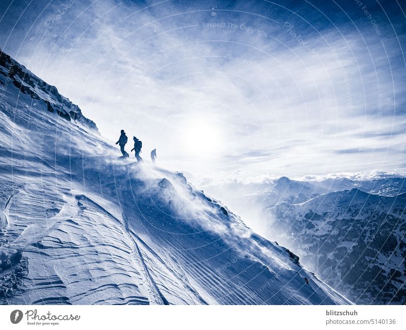 Snowboarder auf dem Weg zur Tiefschneeabfahrt mit Wind im Rücken Snowboarden Skifahren Skigebiet Freeride Freeriden Sport Winter Wintersport Schnee