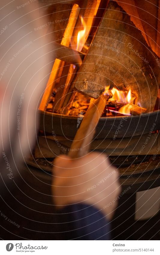 Kamin anzünden Feuer Kaminfeuer Ofen Flamme Flammen lodernd anbrennen heiß gefährlich verbrennen anschüren gelb orange Holz feuerholz glühen Brand Feuerstelle