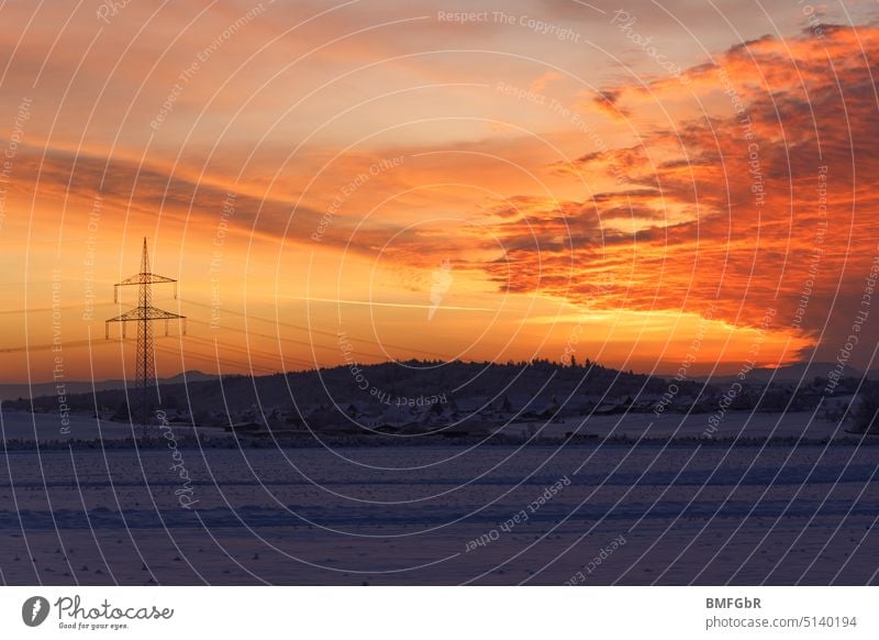 Strommast in Winterlandschaft bei Sonnenaufgang Energie Energiekrise Energiewirtschaft Hochspannungsleitung Kabel Technik & Technologie Elektrizität Stromexport