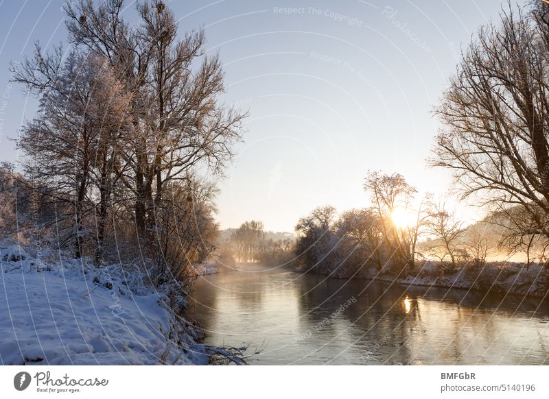 Abendstimmung in Winterlandschaft mit Fluss Winterstimmung Schneelandschaft winterlich Wintertag Wasser Landschaft Umwelt Frost Natur Kälte Spiegelung im Freien