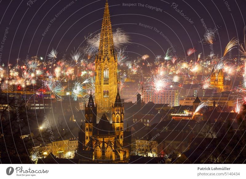 Silvester jahreswechsel freiburg silvester raketen feuerwerk neujahr freiburger münster altstadt innenstadt deutschland baden-württemberg kirche nachtaufnahme