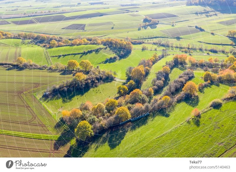 Auf dem Land land landschaft von oben bauer bauern felder acker wiesen bäume sonne auf dem land