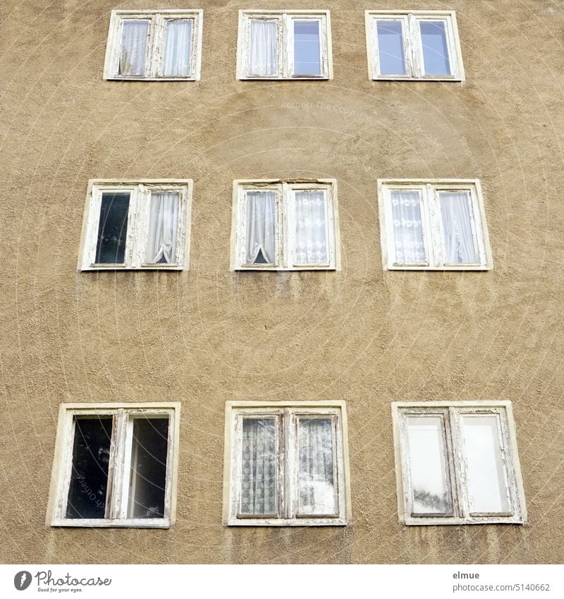 Fassade eines alten leerstehenden Mehrfamilienhauses mit 9 Fenstern / Spekulationsobjekt Wohnhaus sanierungsbedürftig wohnen Gardine marode lost places