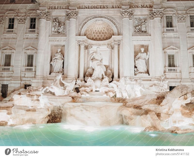 Nacht am Trevi-Brunnen mit Beleuchtung, dem berühmtesten Brunnen in Rom, Italien. trevi Kunst Barock Italienisch Denkmal Neptun Roma Bildhauerei Statue Stein