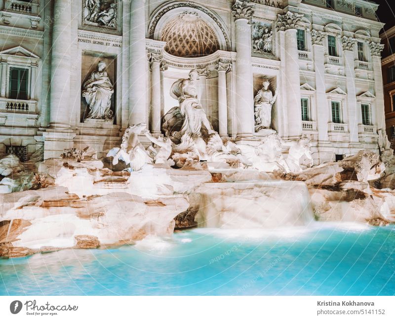 Nacht am Trevi-Brunnen mit Beleuchtung, dem berühmtesten Brunnen in Rom, Italien. trevi Kunst Barock Italienisch Denkmal Neptun Roma Bildhauerei Statue Stein