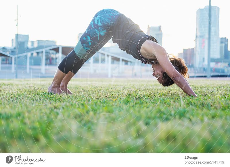 Eine junge Frau macht Yoga-Übungen im Freien Erwachsener Gleichgewicht Barfuß schöne Menschen Freizeitkleidung kaukasische Ethnizität Konzepte trainiert. Frauen