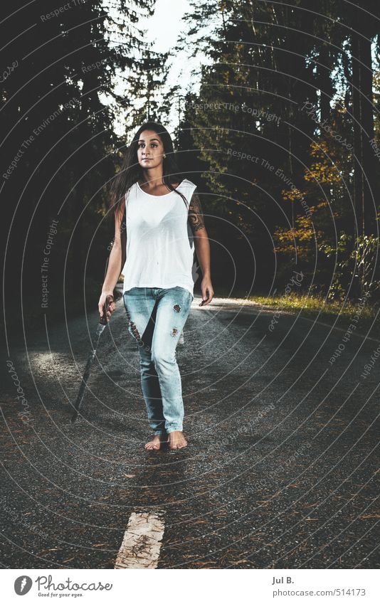 gefährlich feminin Junge Frau Jugendliche 1 Mensch 18-30 Jahre Erwachsene Umwelt Natur Klima Baum Wald Stimmung Farbfoto Außenaufnahme Tag