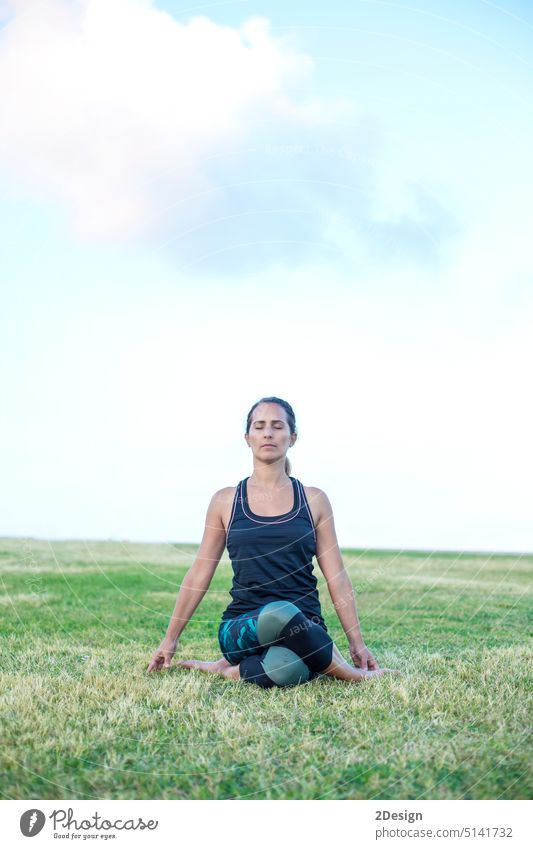 Eine junge Frau macht Yoga-Übungen im Freien Erwachsener Gleichgewicht Barfuß schöne Menschen Freizeitkleidung kaukasische Ethnizität Konzepte trainiert. Frauen