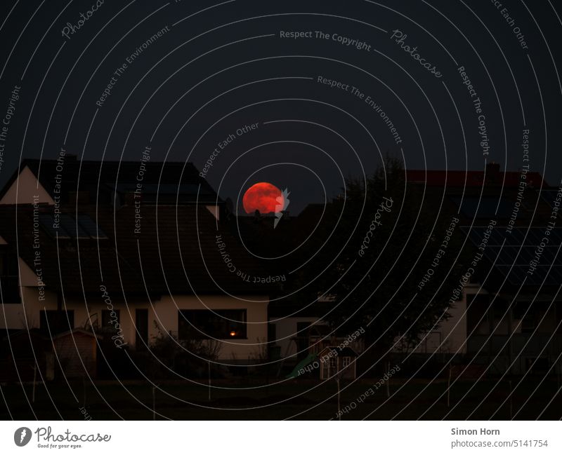 Mond hinter Siedlung Mondlicht Nacht Vollmond Licht geheimnisvoll Nachthimmel Mondschein Stimmung leuchten dunkel reflektieren Reflexion & Spiegelung