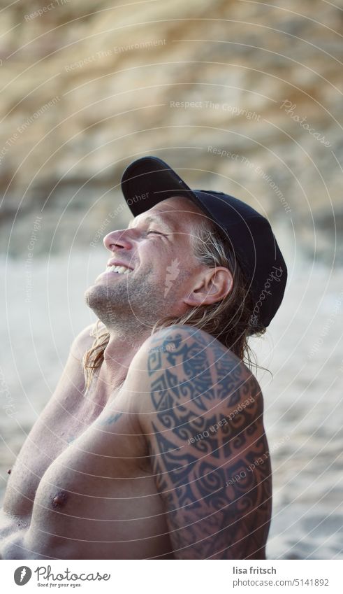 AUGEN ZU - GENIESSEN - AM STRAND Mann 30-35 Jahre Oberkörperfrei Sommer Mütze Erwachsene Farbfoto Strand Sommerurlaub sommerlich nasse haare Augen geschlossen