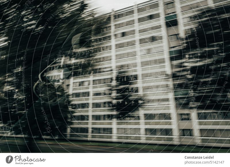 Plattenbau in ICM mit Spiegelung von Autocockpit und Bäumen am Rand einsam ICM-Technik verschwommen ruhig unklar abstrakte Fotografie unscharf wohnen Cockpit