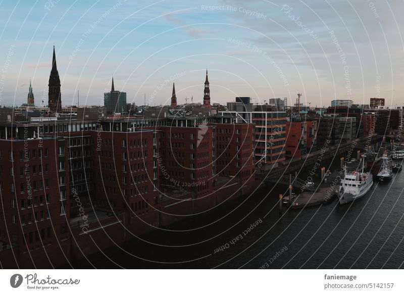 Hamburg Hafen Hamburger Hafen urban Stadt Stadtansicht backstein verrotten wolken wolkig Schiffe Elbe bewölkt Schatten Aussicht Panorama