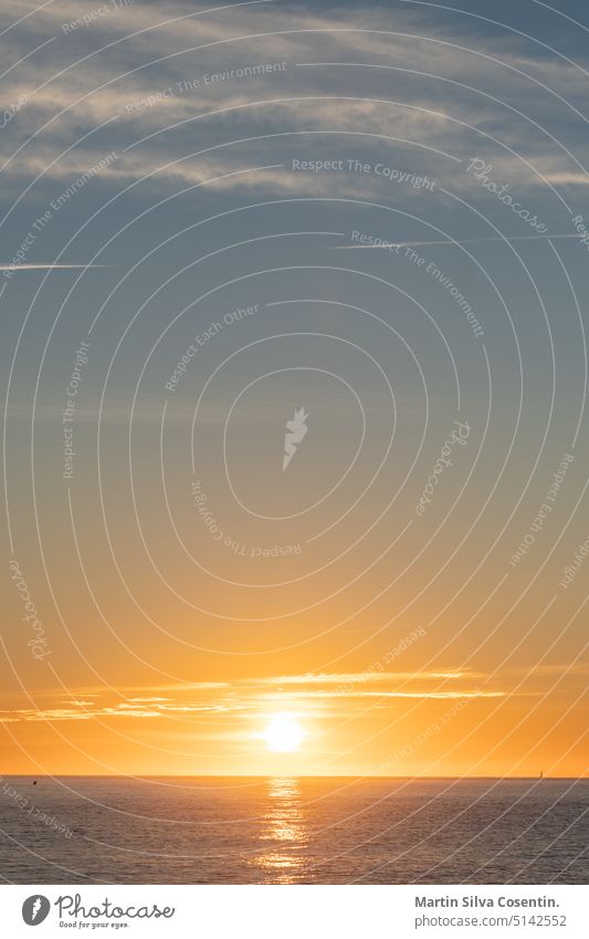 Sonnenaufgang in Nerja in Malaga in Spanien im Herbst 2022. Andalusien Andalusia Hintergrund Balkon Strand schön blau Klippe Küste Küstenstreifen Küstenlinie