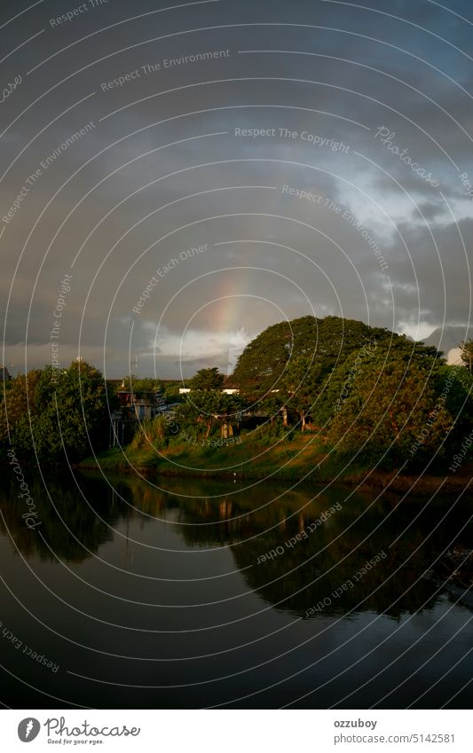 Gewitterwolke mit Regenbogen am Rande des Flusses Natur Cloud Himmel Landschaft im Freien Wasser malerisch blau Unwetter Wetter fallen reisen grün Hintergrund