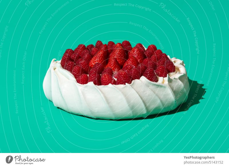 Pavlova-Torte mit frischen Beeren, isoliert auf einem grünen Hintergrund. Australier gebacken Kuchen Nahaufnahme Farbe Sahne Knusprig Kruste Küche lecker Design