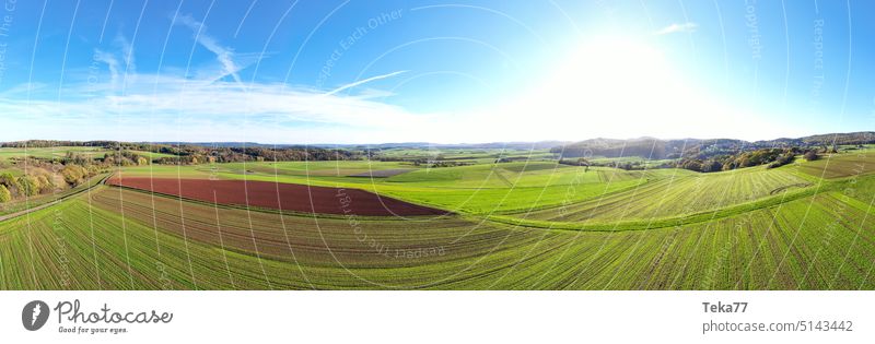 Landwirtschaft in Breit bauer bauern feld felder panorama breit acker traktor bauernhof