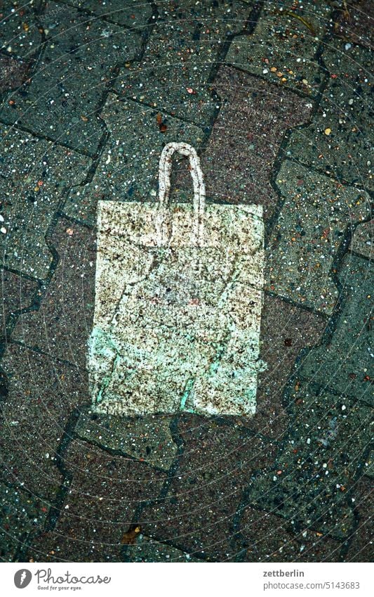 Einkaufen beutel bürgersteig einkauf jute jutebeutel pflaster shoppen shopping starßenpflaster straße tasche tragetasche tüte verloren verzicht weg verpackung