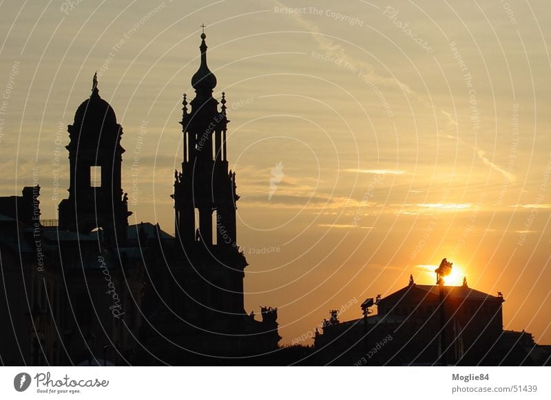 Dresden bei Sonnenuntergang Farbfoto Menschenleer Abend Dämmerung Sonnenaufgang Totale Deutschland Europa Stadt Altstadt Skyline Kirche Dom Burg oder Schloss