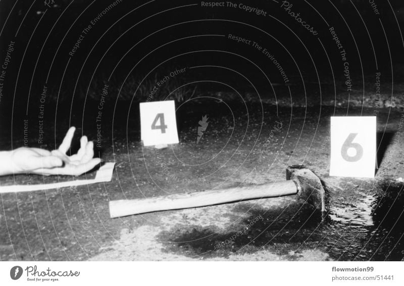 Tatort Werkzeug hart schwer Hand Kriminalität Ziffern & Zahlen Schilder & Markierungen Blutrausch Leiche Mörder Täter brutal Ekel Nacht Hammer Mensch Tod