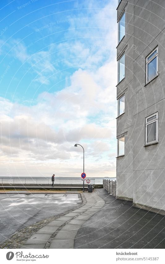 haus am meer Ostsee Kopenhagen Wasser Stadt Wolken Haus Meer Küste Dänemark Gebäude Hochhaus Sackgasse Außenaufnahme surrealistisch Strand Himmel