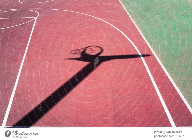 Schatten des Basketballkorbs auf dem Basketballplatz Korb Straßenkorb Reifen Netz Silhouette Sonnenlicht Boden Gericht Sportgericht Feld Sportplatz Stock Gerät