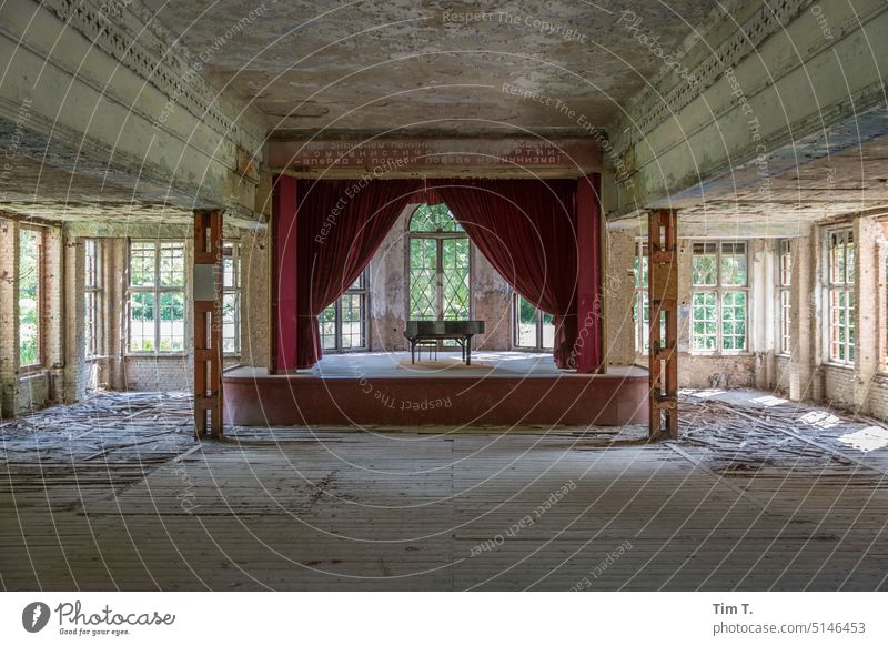 Kleine Bühne mit Flügel in einer Ruine Brandenburg Farbfoto Klavier Lungenheilstätte Musik Innenaufnahme Menschenleer Fenster Tag Klavier spielen