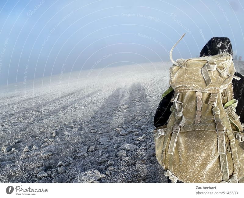 Reifüberzogener Rucksack, Schatten im Morgenlicht, Geröll, Himmel auf dem Kraterrand des Kilimanjaro reif Schnee Eis Höhe Sonne Sonnenaufgang Uhuru Peak Outdoor