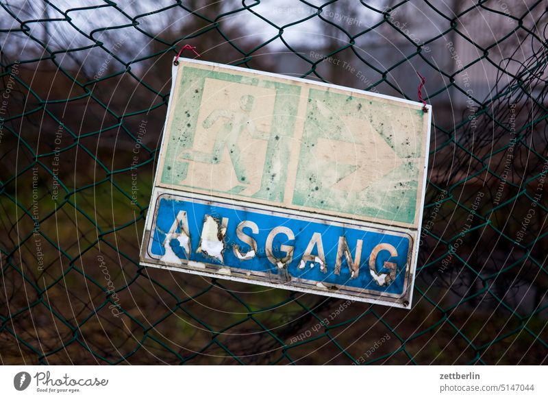 Ausgang schild orientierung ausgang eingang tür tor zugang leitsystem schrift beschriftung zaun notausgang verwittert ausgeblichen navigation ausweg