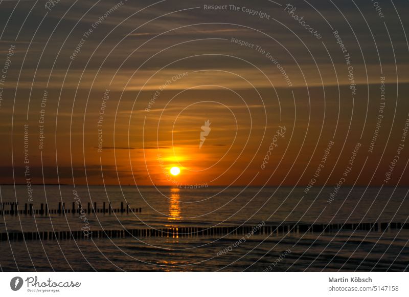 Sonnenuntergang auf der Ostsee. Meer, Buhne starke Farben. Urlaub am Strand. Romantisch Sand Wellen Lichtstimmung reisen Küste Abend baltisch Landschaft Wasser