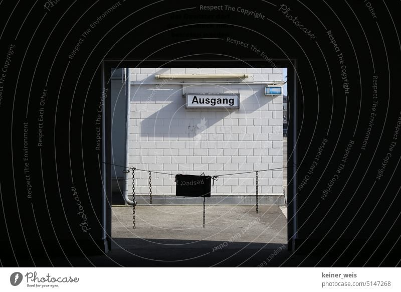 Der Eingang zum Ausgang Portal Schild Beschilderung Ausgang Neonröhre Sperre Schließung geschlossen Kettenvorhang Mauer Architektur Parkhaus Garage Tor Quadrat