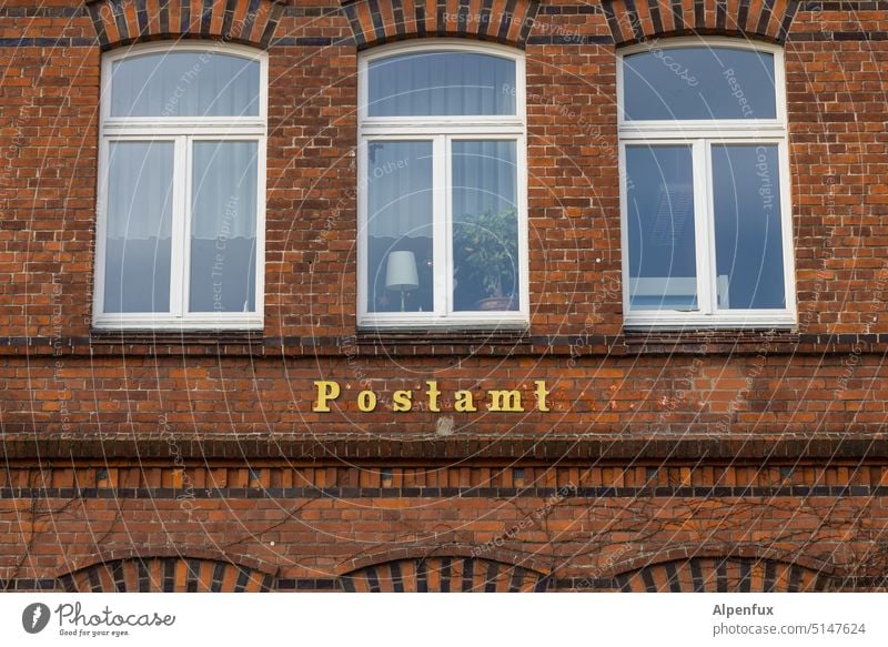 Postamt Farbfoto Außenaufnahme historisch Historische Bauten Gebäude Bauwerk Altstadt DHL Fassade Menschenleer Architektur Städtereise Stadt Haus Stadtzentrum