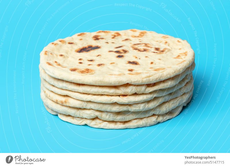 Naan-Brot isoliert auf blauem Hintergrund. Stapel von indischem Fladenbrot. Afghane ausgerichtet arabisch angeordnet asiatisch gebacken Bäckerei Balkan