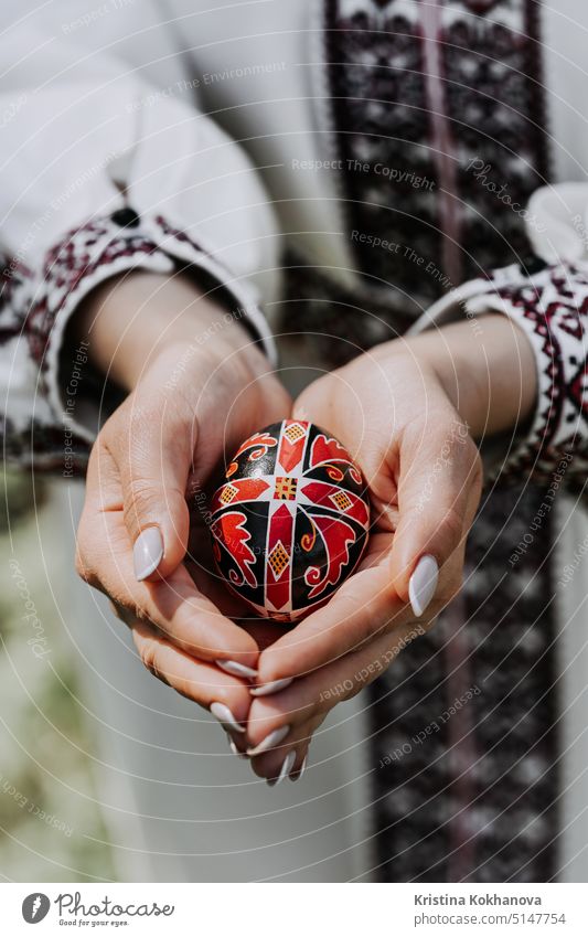 Ukrainische Frau hält in den Händen Osterei. Schöne geometrische slawische Dekoration. Dame in Stickerei vyshyvanka Kleid. Eier Lebensmittel natürlich Tradition