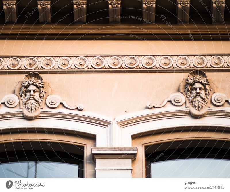 Müllemer Köppe (Grimmig schauende Köpfe an Hausfassade in Köln-Mülheim) Linien hoch oben Stein Verzierung aus Stein gemeißelt Kopf Häuserschmuck alt Bauwerk