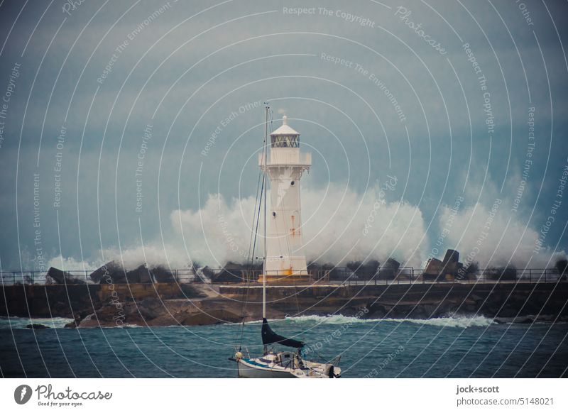 Wollongong Breakwater Lighthouse am Morgen Leuchtturm Küste Welle Wellenbruch Segelboot Morgendämmerung New South Wales Australien Natur Naturgewalt Himmel Wind