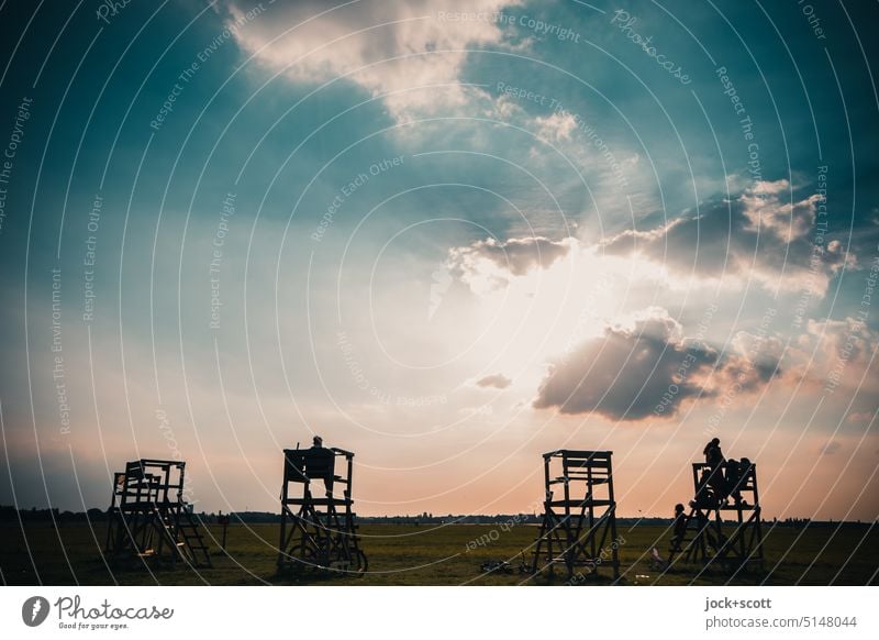 leuchtende Wolken über dem Flugplatz Hochsitz Abendhimmel Sonnenlicht Natur Dämmerung Gegenlicht Hintergrund neutral Silhouette Panorama (Aussicht) Freiheit