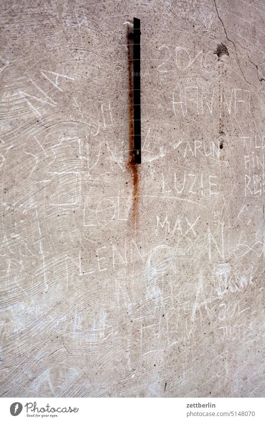 Rauhputz mit Schrift wand mauer rauhputz aussage botschaft message parole tagg taggen nachricht schrift stadt szene urban kunst buchstabe letter ritzen