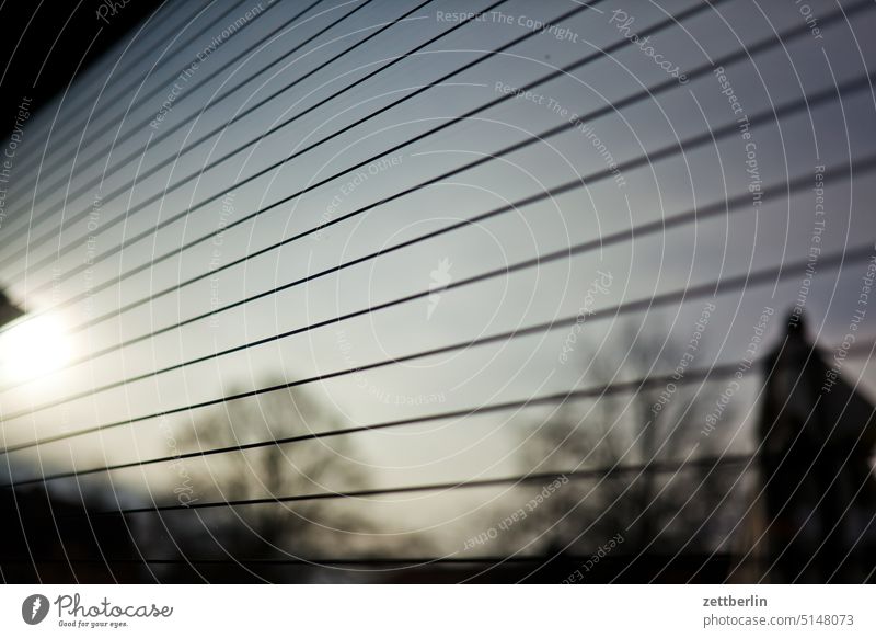 Streifen an der Scheibe architektur domäne dahlem dämmerung fenster gebäude haus himmel kiez skyline stadt stadtbezirk straßenfotografie street photography