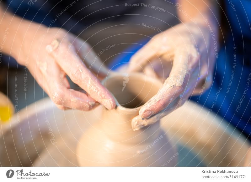 Arbeitsprozess eines Mannes an der Töpferscheibe in einem Kunstatelier. Unbekannter Handwerker stellt Krug her. Fokus nur auf die Hände. Kleines Unternehmen, Talent, Erfindung, Inspiration Konzept