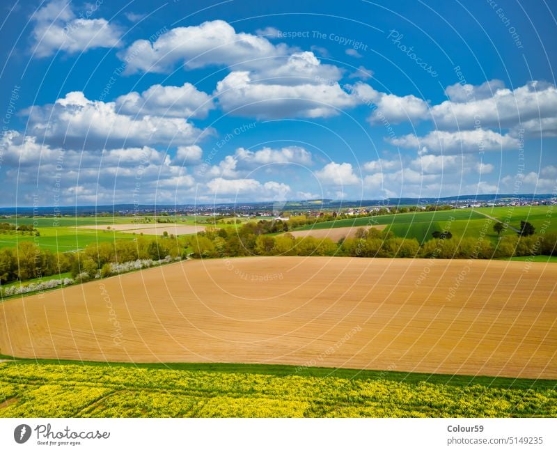 Drohnenaufnahme von Ackerland in Hessen Deutschland Drohnenansicht Frühling natürlich Wachstum Drohnen-Landschaft Foto von oben Luftaufnahme Drohnen-Schuss